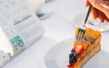 Ein Stück Obstkuchen auf einem weißen Teller.