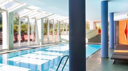 Indoor pool with access to the garden