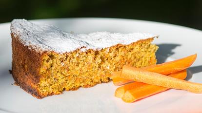 Ein Stück Karottenkuchen