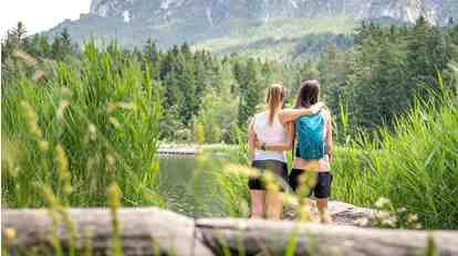 Zwei Frauen beim Wandern