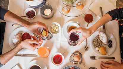 Due persone che fanno colazione