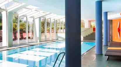 Hallenbad mit Zugang zum Garten