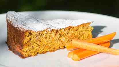 Ein Stück Karottenkuchen