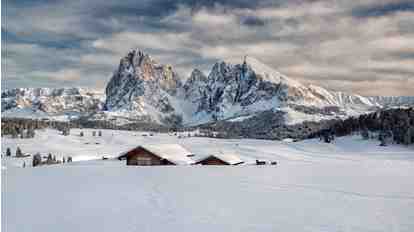 Winterlandschaft auf der Seiser Alm mit Dolomiten im Hintergrund.