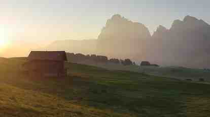 Alba sull’Alpe di Siusi con panorama montano.