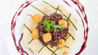 Ein Hauptgericht mit Fleisch