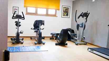 Fitnessraum mit Cardio-Geräten