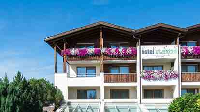 Hotel St. Anton mit blumengeschmückten Balkonen.