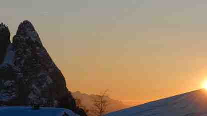 Der Schlern im Winter beim Sonnenuntergang.